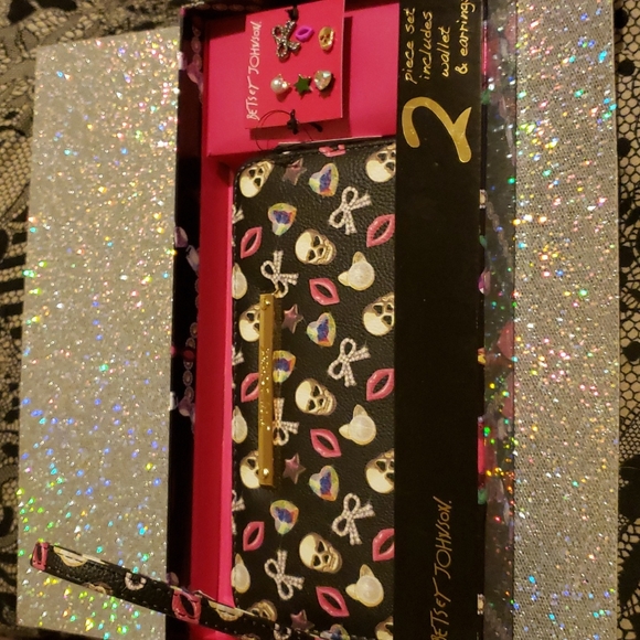 Betsey Johnson RARE Skull Wallet & 6pc Earring Set NWT/NIB - Picture 6 of 6